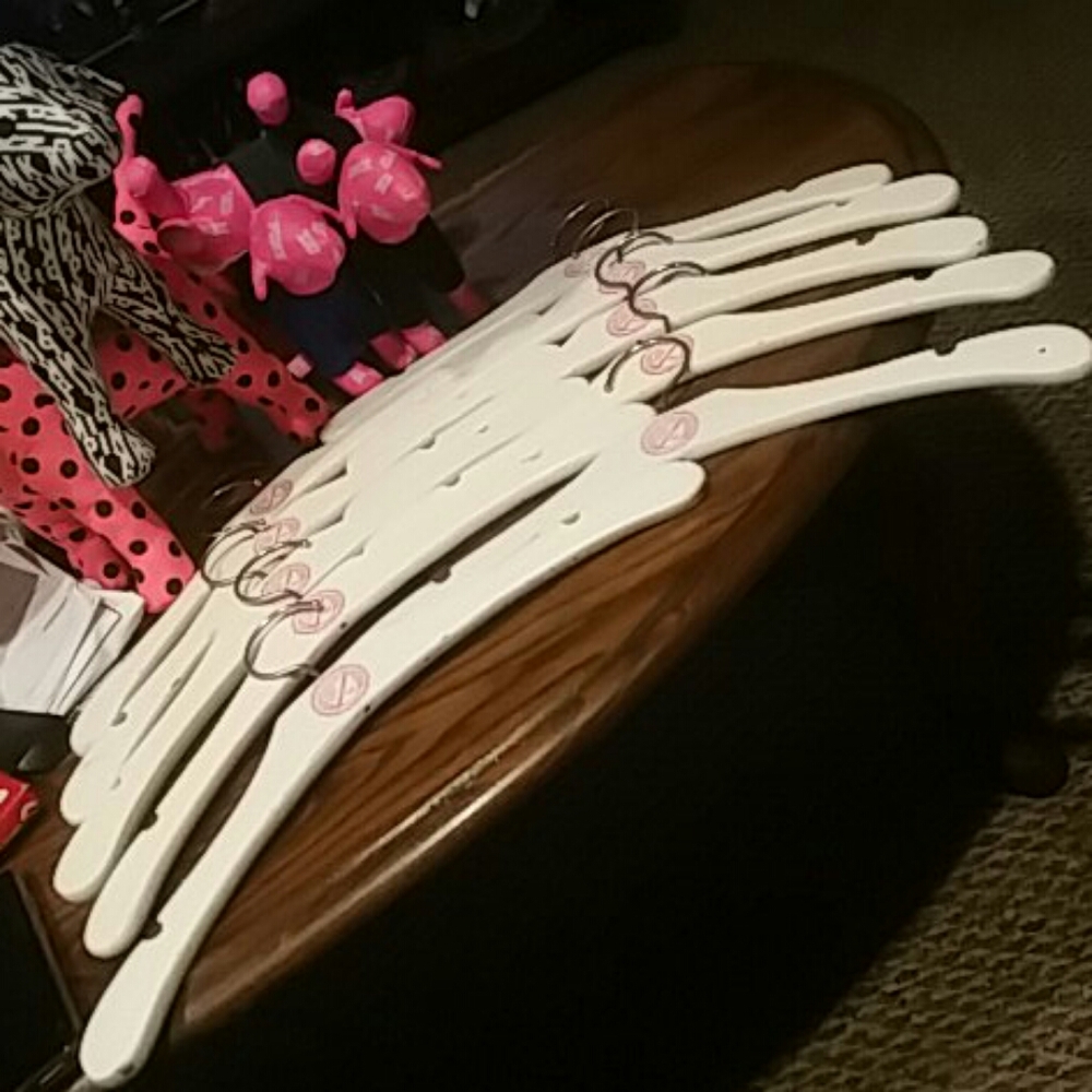 10 Pink store hangers